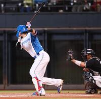 　７回、空振り三振を喫する野村（撮影・中島達哉）