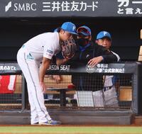 　６回を投げ終えた伊藤（左）に声をかける新庄監督（中央）＝撮影・中島達哉