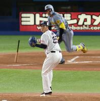 　１回、森下を投ゴロ併殺にしとめる青柳（撮影・金田祐二）