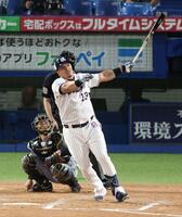 　８回、勝ち越しソロを放つオスナ（撮影・金田祐二）