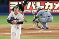 　４回、小幡に死球を与えた青柳（撮影・金田祐二）