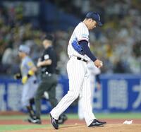 　２回、佐藤輝（左）に先制ソロを浴びた青柳（撮影・西岡正）