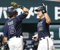 　８回、杉本（右）は先制本塁打を放ち、宗とタッチを交わす