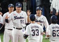 　勝利のナインを迎える村上（撮影・金田祐二）