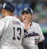 　オスナ（左）とタッチを交わす高津監督（撮影・西岡正）