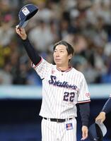 　阪神に勝利し、スタンドに帽子を振る高津監督（撮影・西岡正）