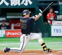 　８回、杉本が左越えに決勝ソロを放つ
