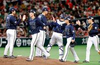 　ソフトバンクに３連勝し、タッチを交わすオリックスナイン