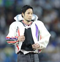 　カポックを脱ぐ佐藤隆太郎（撮影・西岡正）