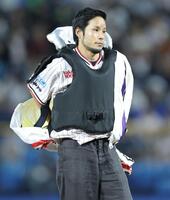 　カポックを脱ぐ佐藤隆太郎（撮影・西岡正）