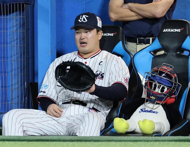 ヤクルト 村上宗隆がベンチでキャッチャーミットのレアシーン 隣には