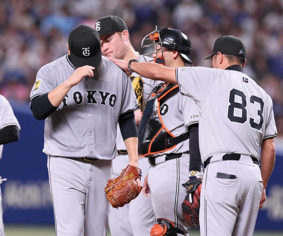 　６回、４点目を失って降板する田中将。右は阿部監督（撮影・立川洋一郎）
