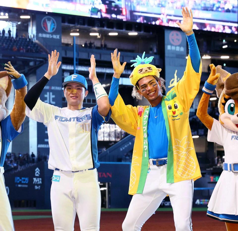 　「パイナポーポーズ」で記念撮影に応じる郡司（左）と水谷（撮影・中島達哉）