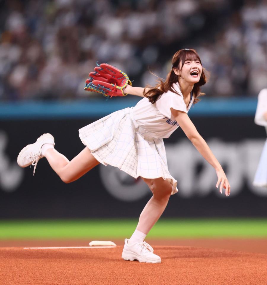 　ファーストピッチセレモニーで投球する＝ＬＯＶＥ・高松瞳（撮影・中島達哉）