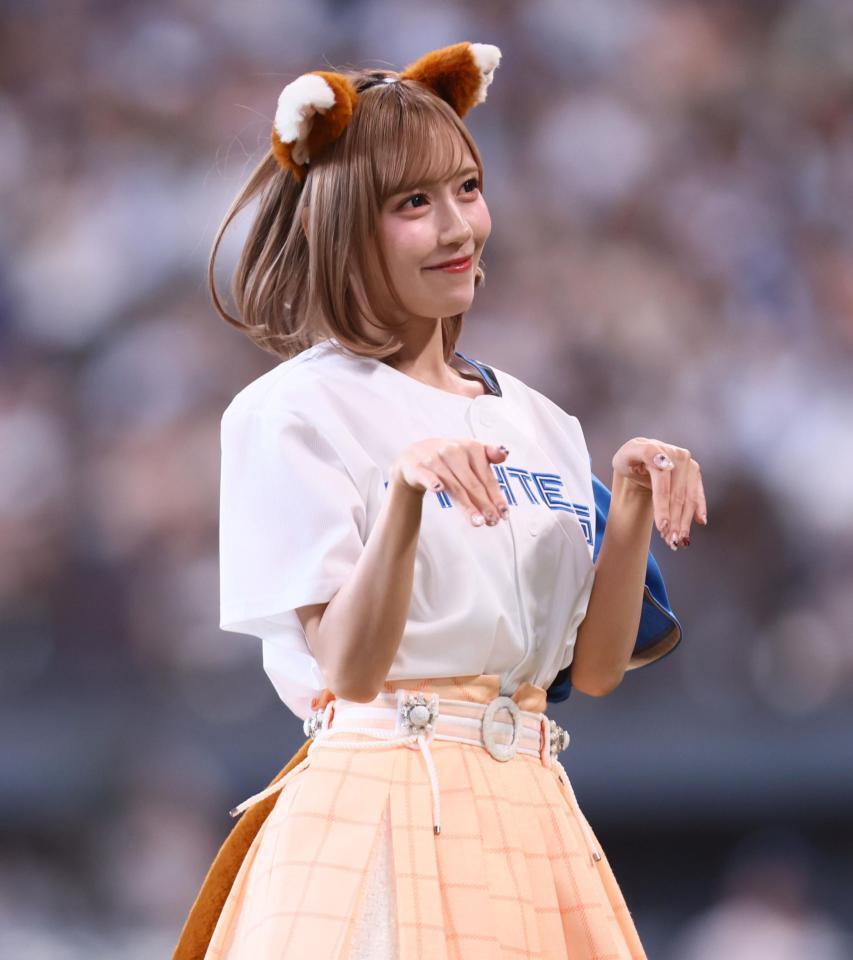 　ファイターズガールときつねダンスを踊る＝ＬＯＶＥのメンバー（撮影・中島達哉）