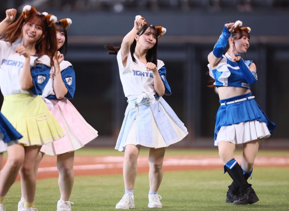 　ファイターズガールときつねダンスを踊る＝ＬＯＶＥ（撮影・中島達哉）