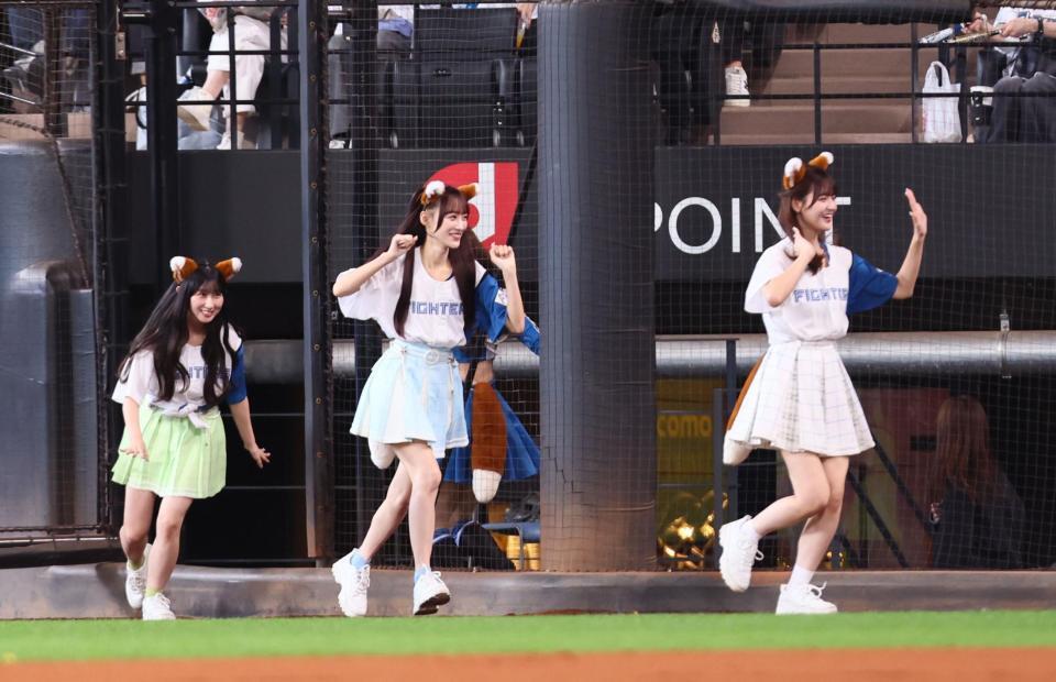 　きつねダンスに登場する＝ＬＯＶＥ（撮影・中島達哉）