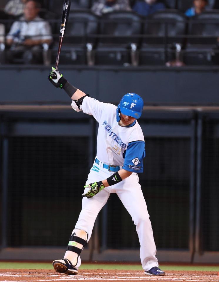 　４回、空振り三振を喫する清宮幸（撮影・中島達哉）