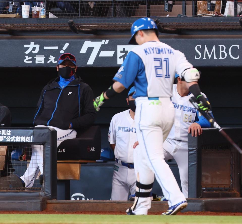 　７回、見逃し三振に倒れベンチに戻る清宮幸（２１）を見つめる新庄監督（撮影・中島達哉）
