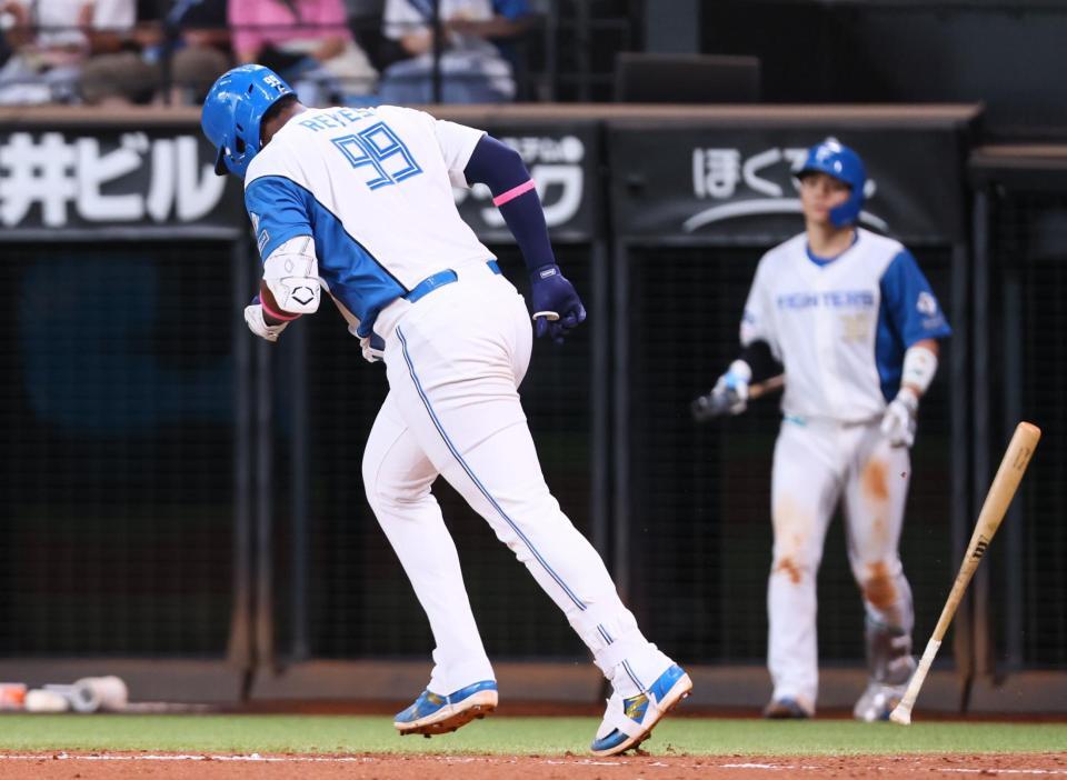 　９回、右飛に倒れるレイエス（撮影・中島達哉）