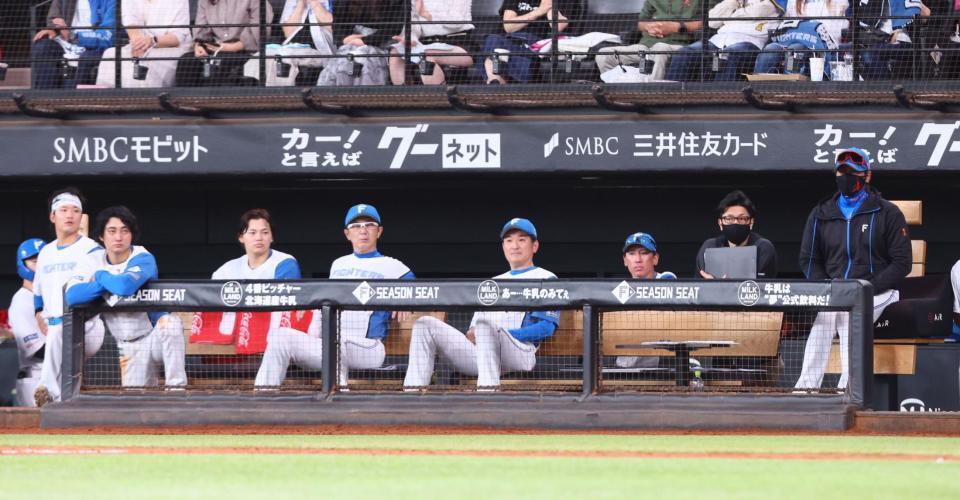 　９回、戦況を見つめる新庄監督（右）ら日本ハムナイン（撮影・中島達哉）