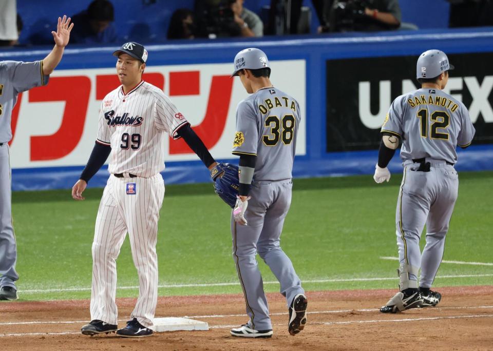 　４回、坂本を二飛に打ち取った際、死球を与えた小幡に謝る青柳（撮影・金田祐二）