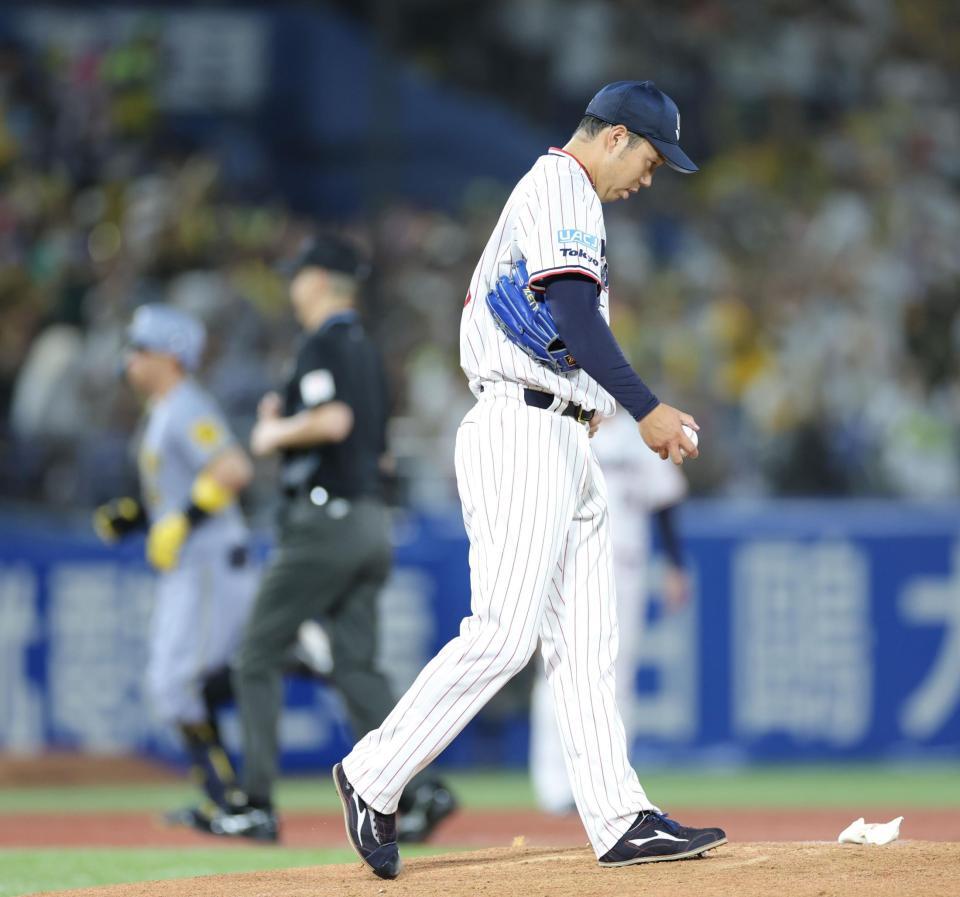 　２回、佐藤輝（左）に先制ソロを浴びた青柳（撮影・西岡正）