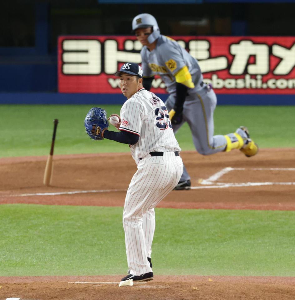 　１回、森下を投ゴロ併殺にしとめる青柳（撮影・金田祐二）