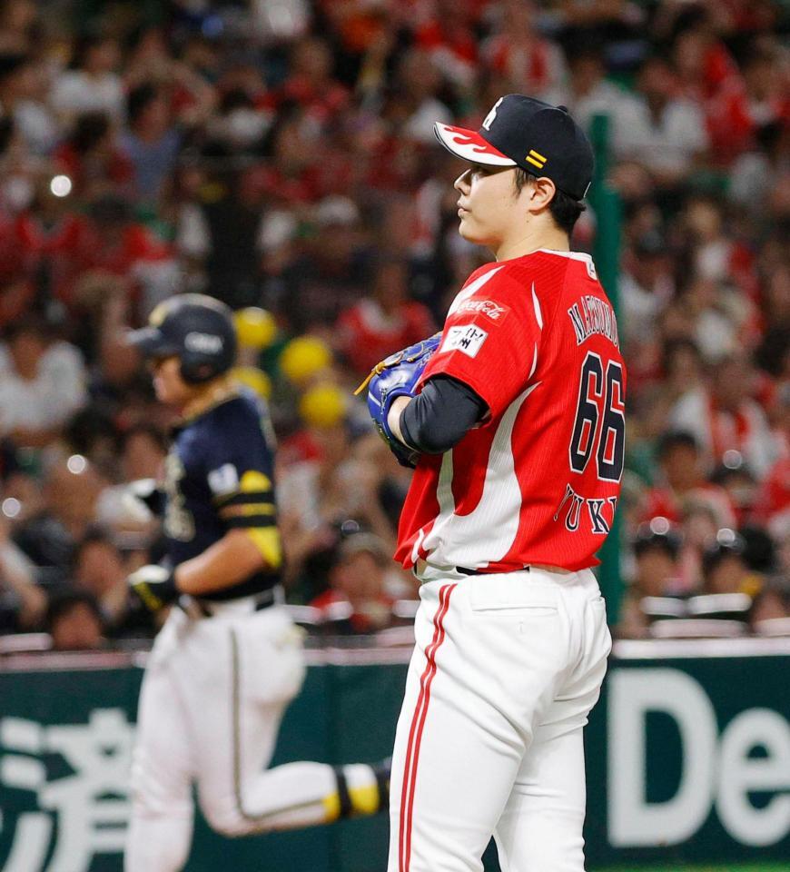 　８回、杉本（奥）に本塁打を浴びた松本裕