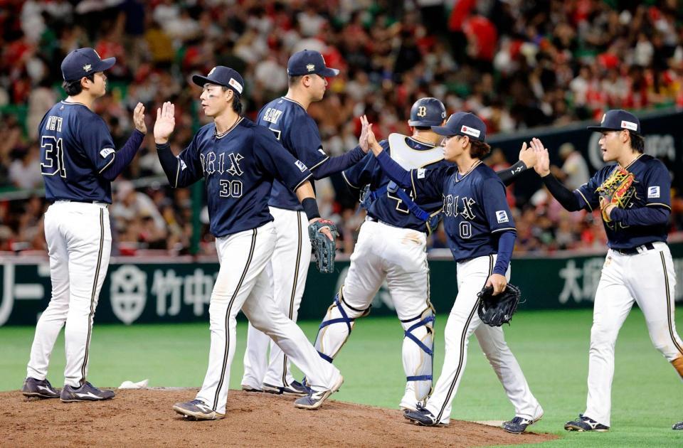 　ソフトバンクに３連勝し、タッチを交わすオリックスナイン