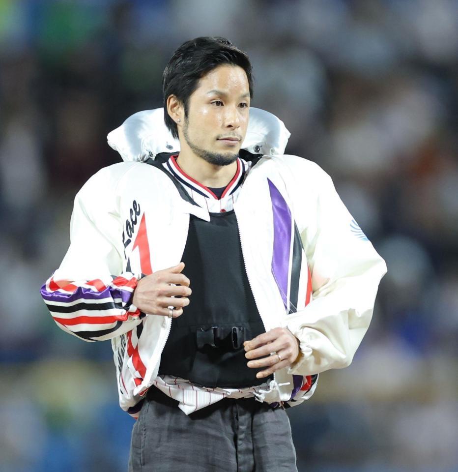 　カポックを脱ぐ佐藤隆太郎（撮影・西岡正）