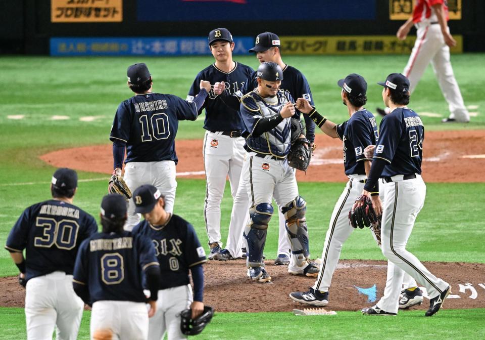 　ソフトバンクに勝利し、タッチを交わすオリックスナイン