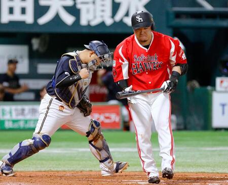 ９回ソフトバンク２死二塁、代打山川が空振り三振に倒れ試合終了。左はガッツポーズする捕手森＝みずほペイペイドーム