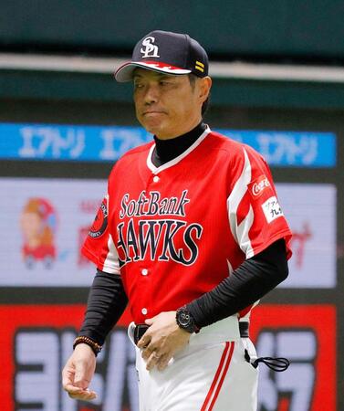 ７回の攻撃を終え、選手交代を告げたソフトバンク・小久保監督＝みずほペイペイドーム