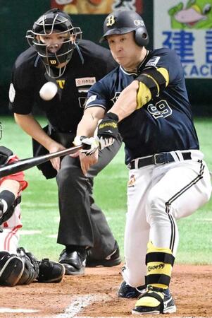 　先制ソロを放つ杉本