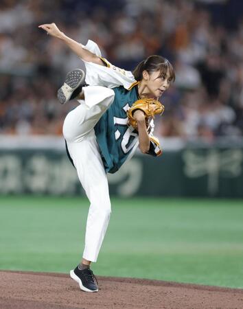 　ファーストピッチを行う日本テレビ・五十嵐にいかアナ（撮影・西岡正） 