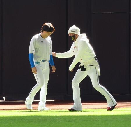 　試合前、宮西（左）と談笑する新庄監督（撮影・中島達哉）