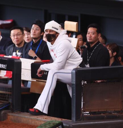 　試合前、練習を見つめる新庄監督（中央）＝撮影・中島達哉