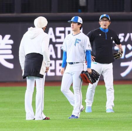 　試合前、新庄監督（左）から声を掛けられる北山（中央）＝撮影・中島達哉