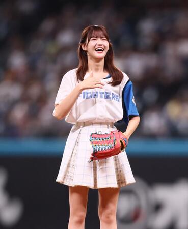 　ファーストピッチセレモニーで投球し、笑顔を見せる＝ＬＯＶＥ・高松瞳（撮影・中島達哉）