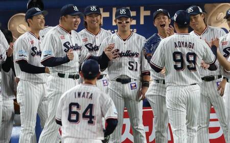 　青柳らナインを迎える村上＝２２日