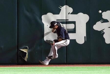 　２回、栗原の打球を追って広岡がフェンスに激突。フェンス表面が破れ、穴があく