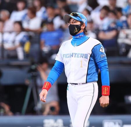 　５回、マウンドに向かう新庄監督（撮影・中島達哉）