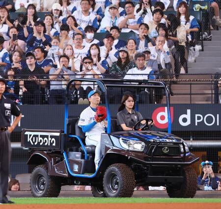 　５回、９００試合登板のマウンドに向かう宮西（左）＝撮影・中島達哉