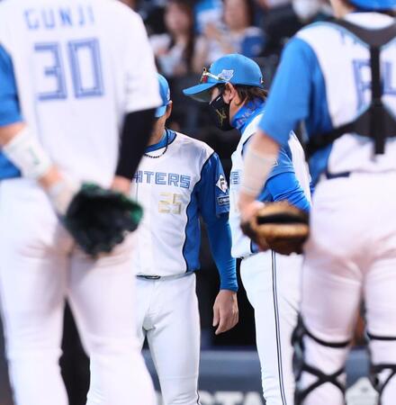 　５回、マウンドに向かう宮西（左）に声を掛ける新庄監督（撮影・中島達哉）