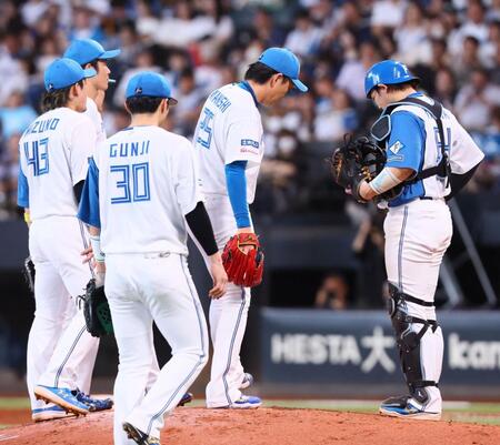 　５回途中から登板するも追加点を許し、降板となった宮西（中央）＝撮影・中島達哉