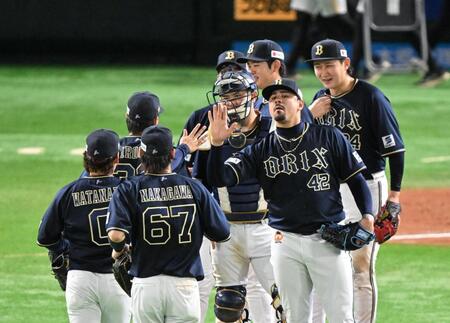 　ソフトバンクに４連勝し、喜び合うオリックスナイン