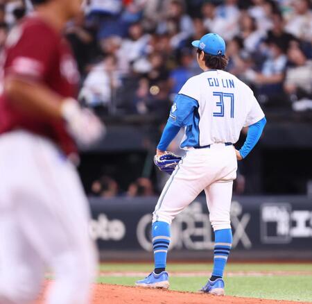 　８回、浅村（左）に２ランを浴び、ぼうぜんとする古林（撮影・中島達哉）