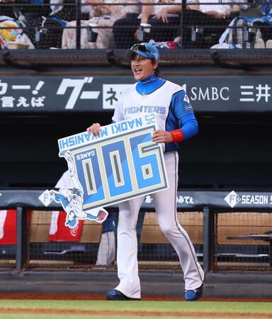 ５回、９００試合登板を達成した日本ハム・宮西尚生の元に記念ボードを持って向かう日本ハム・新庄剛志監督＝エスコンフィールド北海道（撮影・中島達哉）