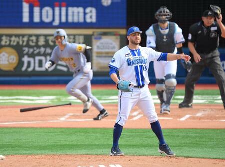 　２回、坂本（左奥）を遊直併殺打に打ち取るケイ（撮影・伊藤笙子）